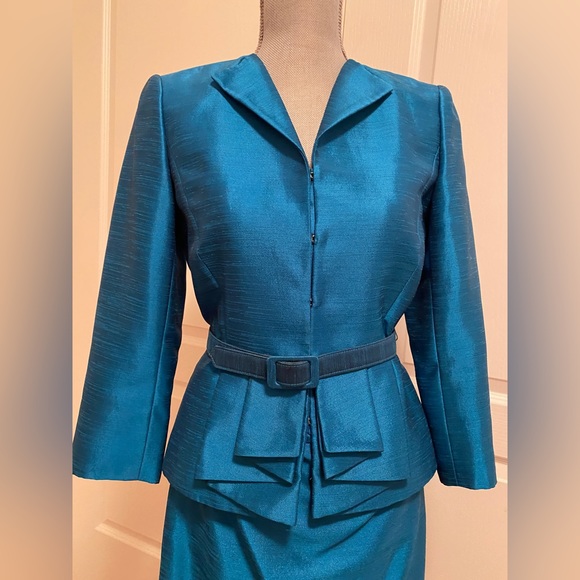 Tahari Skirt Suit - US 2 - Fitted w Pleats & belt for fitted silhouette - Picture 2 of 14